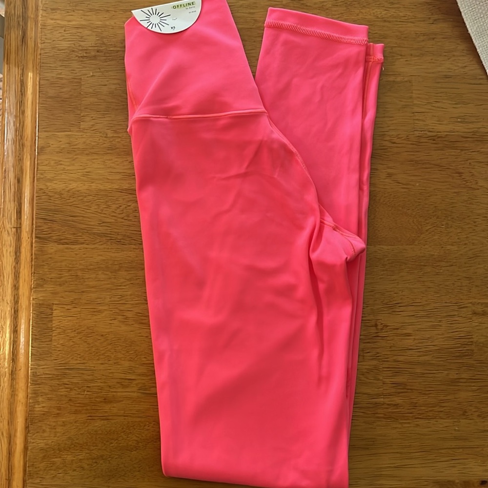 Brand New with Tags. Aerie offline hi-rise XS Pink 7/8 leggings